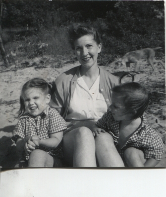 Marilyn Ross with her daughters Bonnie and Janet